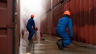 In Seenot – Die Besatzungsmitglieder versuchen, den Brandherd des 300 Meter langen Containerschiffes zu löschen.