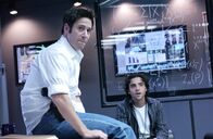 Numb3rs - Die Logik des Verbrechens – Versucht gemeinsam mit seinem Bruder Don (Rob Morrow, l.) und seinen eigenen perfekten mathematischen Berechnungen eine Bande Bankräuber zu stellen: Charlie (David Krumholtz, r.) ...