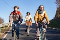 Auerhaus – Wilde Fahrt, v.li.: Damian Hardung als Hoeppner, Devrim Lingnau als Cäcilia, Luna Wedler als Vera