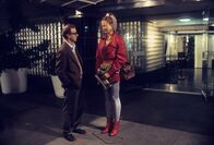 Geliebte Aphrodite – Lange hat er nach ihr geforscht, nun steht er vor ihr: Lenny Weinrib (Woody Allen) begegnet Lina Ash (Mira Sorvino), der leiblichen Mutter seines Adoptivsohns, die als Pornodarstellerin ihr Geld verdient.