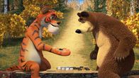 Mascha und der Bär – Der Bär spielt mit dem Tiger ein Brettspiel am See.