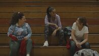 Bupkis – Lori (Marissa Jaret Winokur, l.), Lisa (La La Anthony, M.) und Amy (Edie Falco, r.) analysieren nach dem Spiel ihre Taktik – doch ist zwischen Konkurrenz und Kritik auch Platz für Freundschaft?