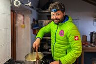 Hüttengeschichten – Fabio bereitet das Abendessen vor. Es gibt Risotto, die Spezialität von Fabio.