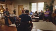 Hawaii Five-0 – Steve McGarrett (Alex O'Loughlin, vorne) ist von der Intervention wenig begeistert: Danny (Scott Caan, l.) macht sich große Sorgen um Steves Gesundheit und versammelt deshalb Freunde und Kollegen (v.l.n.r.: Chi McBride, Beulah Koale, Jorge Garcia, Meaghan Rath, Duane "Dog" Chapman und Taylor Wily) in dessen Haus.