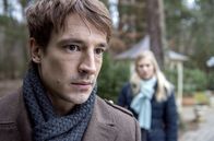 Sturm der Liebe – Alicia (Larissa Marolt, h.) warnt Viktor (Sebastian Fischer, v.) davor, sich mit Christoph anzulegen.