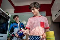 SOKO Leipzig – Rückblende: Sascha Höfer (Lucas Reiber, l.) freut sich, dass sein kleiner Bruder Mario Höfer (Juri Winkler, r.) für ihn kocht.