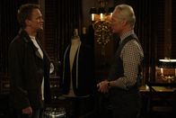 How I Met Your Mother – Barney (Neil Patrick Harris, l.) ist verzweifelt, hofft aber, dass Tim (Tim Gunn, r.) seinen Anzug, den er versehentlich beschädigt hat, wieder flicken kann ...