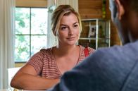Watzmann ermittelt – Johanna (Ines Lutz, l.) und Jerry (Peter Marton, r.) unterhalten sich über den aktuellen Fall.