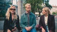Everyone But Us – Hilma (Alba August) und Ola (Björn Gustafsson) bitten Hilmas Mutter Ulla (Lia Boysen) um Geld für die Behandlung.