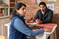 SOKO Potsdam – Samir Amari (Skandar Amini) berichtet unterdessen Özge Sanders (Javeh Asefdjah) vom Tod ihres Mannes. Sie arbeitet ebenfalls in der Lagerlogistik und wusste, unter was für einem Stress ihr Mann stand. Aber er wollte etwas ändern.