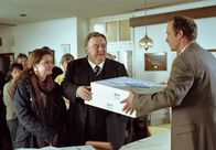 Der Dicke – Gregor Ehrenberg (Dieter Pfaff, M. ) und Gudrun (Katrin Pollitt, l.) erwerben bei einer Verkaufsveranstaltung Heizdecken.
