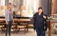 The Mick – Als Mick (Kaitlin Olson, l.) mit Alba (Carla Jimenez, r.) und der Familie ins Penthouse in Manhattan fährt, macht sie dort eine unerwartete Entdeckung ...