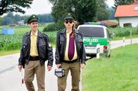 Maria Mafiosi – Maria (Lisa Maria Potthoff) und Kollege Michi (Matthias Ransberger) erwarten die Braut auf ihre Art.