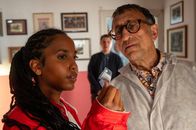 SOKO Stuttgart – Nachdem der Eigentümer und Leiter des "Haus des Schweines" erstochen aufgefunden wird, entdeckt der Leiter der KTU Jan Arnaud (Mike Zaka Sommerfeldt, r.) dort einen einzelnen Diamanten. Die Kommissare Toni Kidane (Iman Tekle, l.) und Rico Sander (Benjamin Strecker, M.) stehen nun vor der Aufgabe, herauszufinden, ob der Edelstein mit der Tat in Zusammenhang steht.