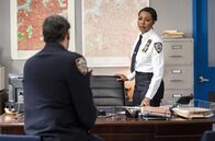East New York – Assistant Chief John Suarez (Jimmy Smits, l.); Deputy Inspector Regina Haywood (Amanda Warren, r.)