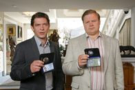 Die Rosenheim-Cops – Die Rosenheim-Cops Tobias Hartl (Michael A. Grimm, r.) und Christian Lind (Tom Mikulla, l.) ermitteln.