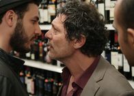 Discipline – Discipline Konfrontation im Supermarkt: Mehdi Djaadi als Algerier, Gianfranco Poddighe als Italiener Szene aus «Discipline»