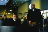 Gattaca – Director Josef (Gore Vidal, r.) ist begeistert von seinem neuen Lehrling Vincent (Ethan Hawke, l.) bei Gattaca.