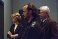 Tatort – Von links: Die Fallanalytikerin Christine Lerch (Lisa Wagner), Ermittler Radtke (Gerhard Liebmann) und Kriminalhauptkommissar Ivo Batic (Miroslav Nemec) beobachten den Verdächtigen hinter verspiegeltem Glas.