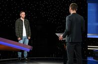 Gefragt - Gejagt – Moderator Alexander Bommes (r.) mit dem Kandidaten Dustin Beerhold (l.).