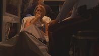 Ein perfekter Mord – Aurore recovers after narrowly surviving a car crash.