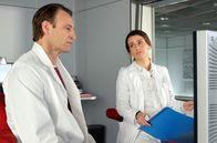 In aller Freundschaft – Dr. Martin Stein (Bernhard Bettermann) hat Dr. Maria Weber (Annett Renneberg) bei einer Patientin um Rat gebeten. Maria bestätigt Martins Diagnose, die sehr ungewöhnlich für eine erst 30-jährige Patientin ist.