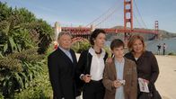 Das Traumschiff – Beatrice (Heide Keller, r.) begleitet Lothar (Uwe Friedrichsen, l.), Cora (Katharina Meinecke, 2.v.l.) und Daniel (Patrick Mölleken, 2.v.r.) auf ihrem Landgang nach San Francisco.