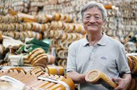 Die Farben Chinas – Schon sein ganzes Leben produziert Xiao Yonggang Ziegel für den Kaiserpalast. Meistens sind sie Gelb - die Farbe der Kaiser.