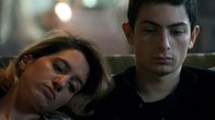 Stalk – Charlie (Aloïse Sauvage, links) erzählt Lux (Théo Fernandez) von ihrer Vergangenheit.