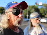 Drogen im Visier – John is a Vietnam Vet who panhandles for drug money. He was made homeless by the 1994 North Ridge earthquake, and has lived on the streets of Hollywood ever since.