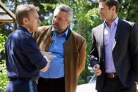 Die Rosenheim-Cops – Polizist Mohr (Max Müller, l.) berichtet den Kommissaren Stadler (Dieter Fischer, M.) und Hansen (Igor Jeftić, r.), was er bereits über das Opfer in Erfahrung bringen konnte.