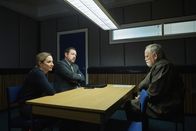 The Bay – Lisa Armstrong (Morven Christie, l.) und Detective Inspector Anthony Manning (Daniel Ryan, M.) finden heraus, dass Bill Bradwell (James Cosmo, r.) nicht die gesamte Wahrheit über seine Vergangenheit als Prokurist erzählt. Lisa und Anthony vertrauen Bill nicht.