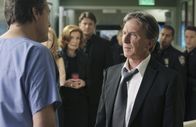 Castle – Dr. Kovaks (Larry Anderson, l.) informiert Jim Beckett (Scott Paulin, vorne r.) über den kritischen Zustand seiner Tochter Kate ...