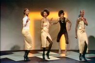 Die größten Disco-Kulthits – Mitte der 70er Jahre hat Musik nur noch einen Zweck: „Dance! Dance! Dance!“ Aus Soul und Funk und ein wenig Salsa wächst DISCO. Es gibt kein Entrinnen vor Gloria Gaynor oder Donna Summer, Boney M. und den Sister Sledge. In den Großstädten schießen Clubs aus dem Boden, in denen alle dieses einzigartige Phänomen feiern. Die Discokugeln glitzerten wie nie zuvor und niemals wieder. - Boney M.