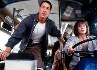 Speed – Jack (Keanu Reeves) weist Annie (Sandra Bullock) darauf hin, dass sie nicht langsamer als 50 mph fahren darf - sonst geht die Bombe im Bus hoch.