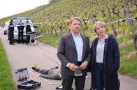 Tatort – ONE TATORT: DU ALLEIN, "Fernsehfilm Deutschland 2020" Uhr. Thorsten Lannert (Richy Müller) und KTI-Spezialistin Andrea Botros (Isabel Schosnig) machen sich Gedanken über die Schussbahn.