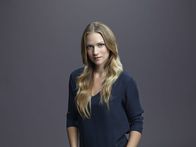 Criminal Minds: Evolution – Mitglied der B.A.U., einer FBI-Einheit, die sich mit verhaltensauffälligen Tätern beschäftigt: Jennifer "J.J." Jareau (A.J. Cook) ...