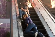 Final Destination 4 – Verzweifelt versucht Nick (Bobby Campo, hinten) seine Freundin Lori (Shantel VanSanten, vorne) aus dem zerstörten Kino zu retten. Doch dann brechen Teile der Rolltreppe ab, während der Treppenmotor stur weiterläuft ...