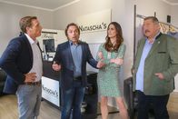 Die Rosenheim-Cops – Die Kommissare Bach (Patrick Kalupa, l.) und Hofer (Joseph Hannesschläger, r.) sind verwundert, Philipp Vohrer (Sebastian Goder, 2.v.l.) in der Boutique von Natascha Maising (Isabel Scholz, 2.v.r.) anzutreffen.
