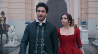 Mozart/Mozart – Salieri (Eidin Jalali) und Maria Anna Mozart (Havana Joy) vor dem Hoftheater.