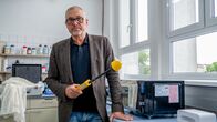 Mythos Ungesund – Peter Tappler misst mit einem Strahlenmessgerät die Strahlung im Raum.