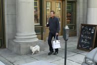 How I Met Your Mother – Robin erzählt ihren Freunden stolz, dass sie Maury Povich (Maury Povich) auf der Strasse gesehen hat. Die finden es jedoch nicht wirklich spannend, denn sie sind der Meinung, dass man ihn überall sieht ...