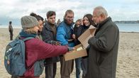 Tatort – Kommissar Borowski mischt sich unter die Klima-Aktivist*innen, um mehr über die Community zu erfahren (mit Johanna Götting, l.).