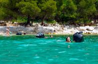 Die Adria – Aktivistinnen vom Verein Green Sea Safari säubern zusammen mit Touristen die Buchten um Dubrovnik vom angespülten Plastikmüll.