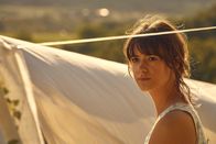 Normal People – Marianne (Daisy Edgar-Jones) hofft auf einen erholsamen Urlaub mit ihren Freunden in Italien. Doch schnell droht der Ausflug eine Katastrophe zu werden.