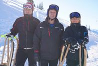 Hoagascht – Philipp Lederwasch (links), Bernhard Lederwasch (mitte) und Helga Lederwasch (rechts) auf der Rodelbahn am Kellerjoch