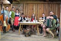 Servus Musikantenstammtisch – Richard Deutinger und Conny Bürgler (2. und 3. von links) mit der Hinterberger Soatnmusi, Woferlstall, Bad Mitterndorf