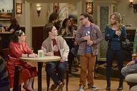 The Big Bang Theory – v.l.n.r.) Amy (Mayim Bialik), Sheldon (Jim Parsons), Leonard (Johnny Galecki) und Penny (Kaley Cuoco) ...