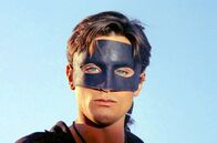 Die schwarze Tulpe – Getarnt als „schwarze Tulpe“ überfällt der adelige Guillaume (Alain Delon) Nacht für Nacht seine reichen Standesgenossen. Im Volk gilt er als Kämpfer für die gute Sache.