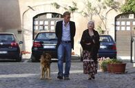 Kommissar Rex – Lorenzo Fabbri (Kaspar Capparoni) befragt die ehemalige Sommelière Giulietta Tamerici (Anna Maria Torniai) nach dem ermordeten Cosimo Franchi.
